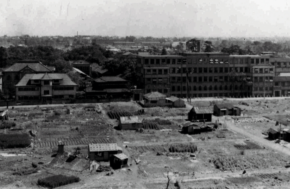 Sophia campus and surrounding areas devastated by wartime bombardment. At the left rear are new and old buildings of St. Aloysius Hall. The north side of Building No. 1 is to its right. (photo taken from Shinjuku-dōri Street, ca. 1947).