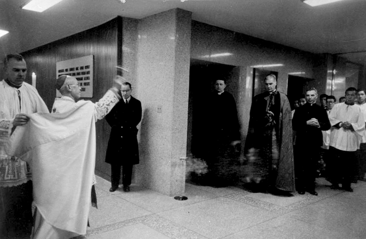 上智会館1階ロビーにて祝別式の様子（1956年）