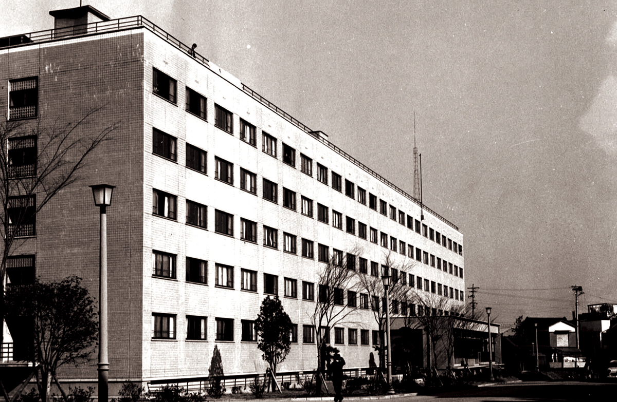1956年12月に竣工した上智会館（2006年解体）（現在のメインストリート中央より東門方面を望む）